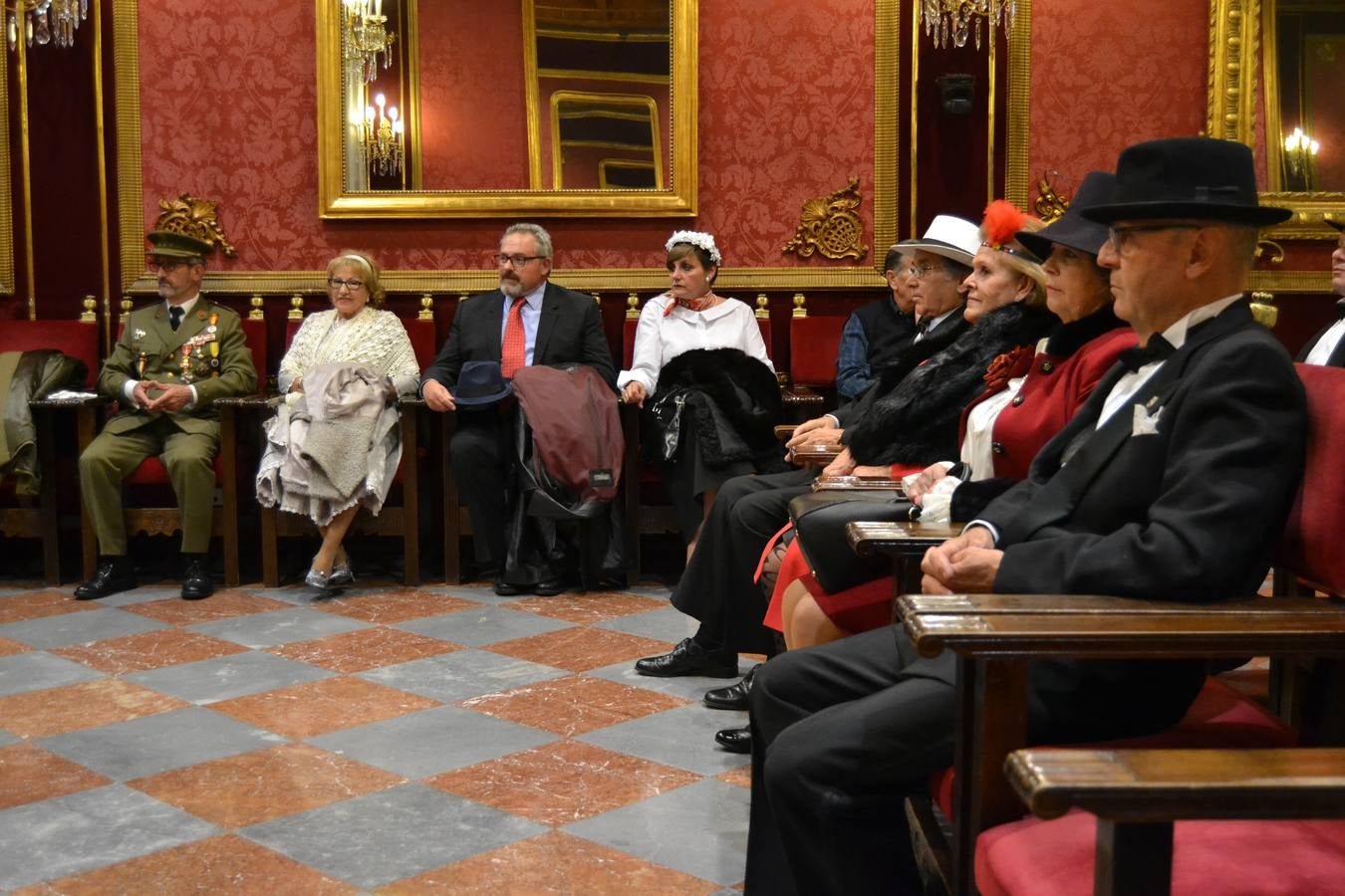 Casi cuarenta coches, entre antiguos y clásicos, han participado en la XIII Reale que ha tenido como principal novedad el incremento de gente vestida de época y las dos rutas urbanas, una con subida a la Abadía del Sacromonte y otra por Gran Vía, Constitución y Camino Ronda.