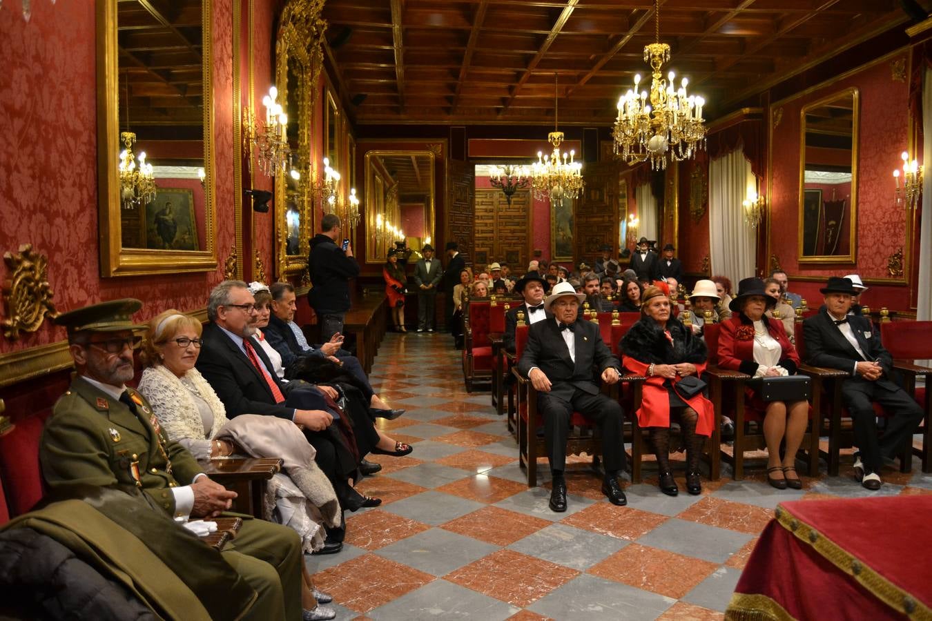 Casi cuarenta coches, entre antiguos y clásicos, han participado en la XIII Reale que ha tenido como principal novedad el incremento de gente vestida de época y las dos rutas urbanas, una con subida a la Abadía del Sacromonte y otra por Gran Vía, Constitución y Camino Ronda.