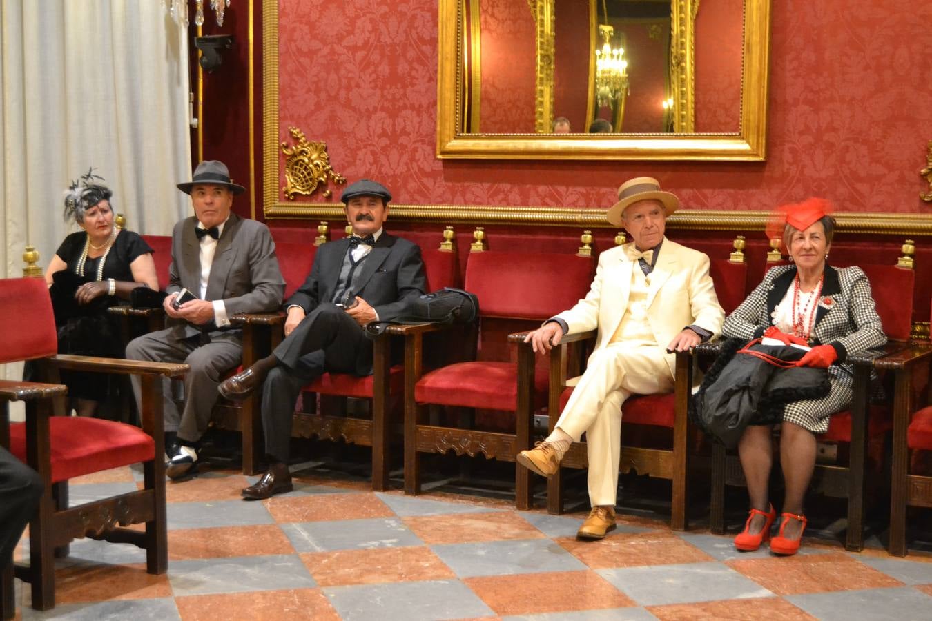 Casi cuarenta coches, entre antiguos y clásicos, han participado en la XIII Reale que ha tenido como principal novedad el incremento de gente vestida de época y las dos rutas urbanas, una con subida a la Abadía del Sacromonte y otra por Gran Vía, Constitución y Camino Ronda.