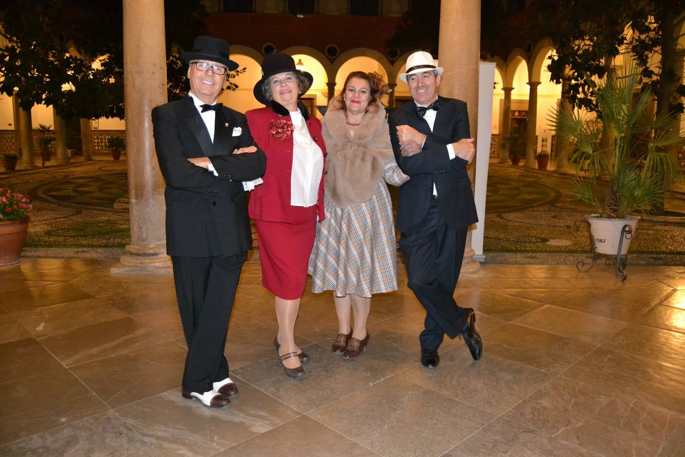 Casi cuarenta coches, entre antiguos y clásicos, han participado en la XIII Reale que ha tenido como principal novedad el incremento de gente vestida de época y las dos rutas urbanas, una con subida a la Abadía del Sacromonte y otra por Gran Vía, Constitución y Camino Ronda.