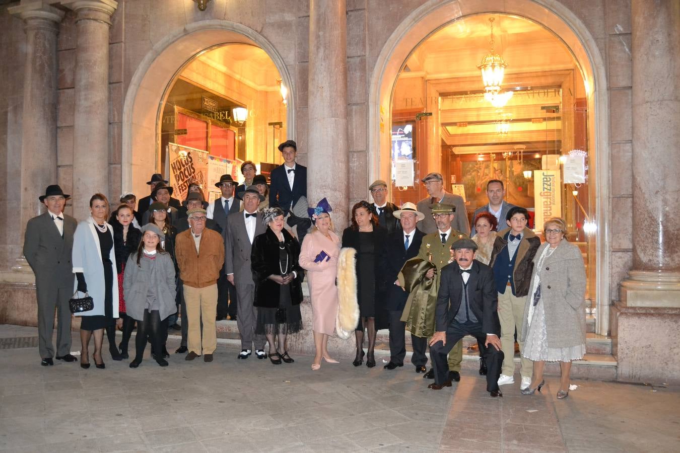 Casi cuarenta coches, entre antiguos y clásicos, han participado en la XIII Reale que ha tenido como principal novedad el incremento de gente vestida de época y las dos rutas urbanas, una con subida a la Abadía del Sacromonte y otra por Gran Vía, Constitución y Camino Ronda.
