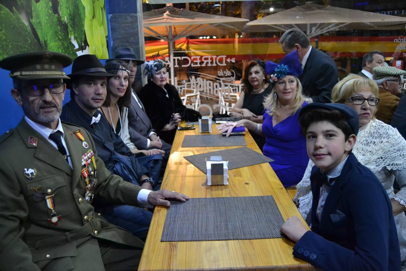 Casi cuarenta coches, entre antiguos y clásicos, han participado en la XIII Reale que ha tenido como principal novedad el incremento de gente vestida de época y las dos rutas urbanas, una con subida a la Abadía del Sacromonte y otra por Gran Vía, Constitución y Camino Ronda.