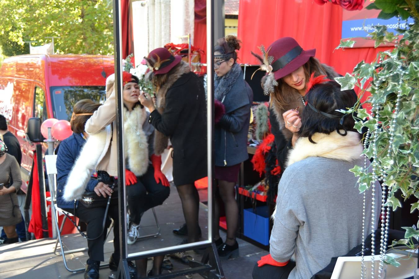 Casi cuarenta coches, entre antiguos y clásicos, han participado en la XIII Reale que ha tenido como principal novedad el incremento de gente vestida de época y las dos rutas urbanas, una con subida a la Abadía del Sacromonte y otra por Gran Vía, Constitución y Camino Ronda.