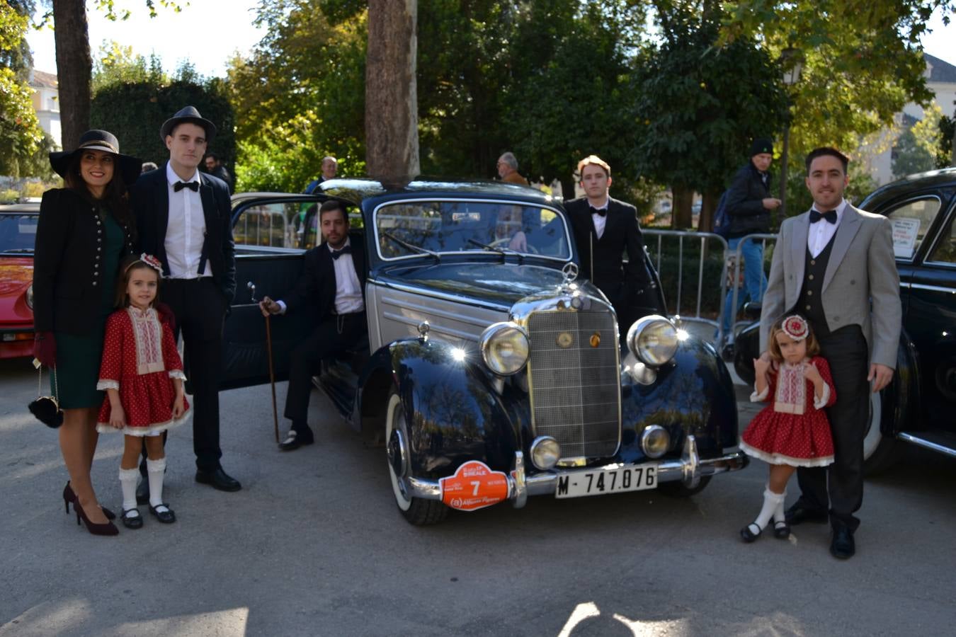 Casi cuarenta coches, entre antiguos y clásicos, han participado en la XIII Reale que ha tenido como principal novedad el incremento de gente vestida de época y las dos rutas urbanas, una con subida a la Abadía del Sacromonte y otra por Gran Vía, Constitución y Camino Ronda.