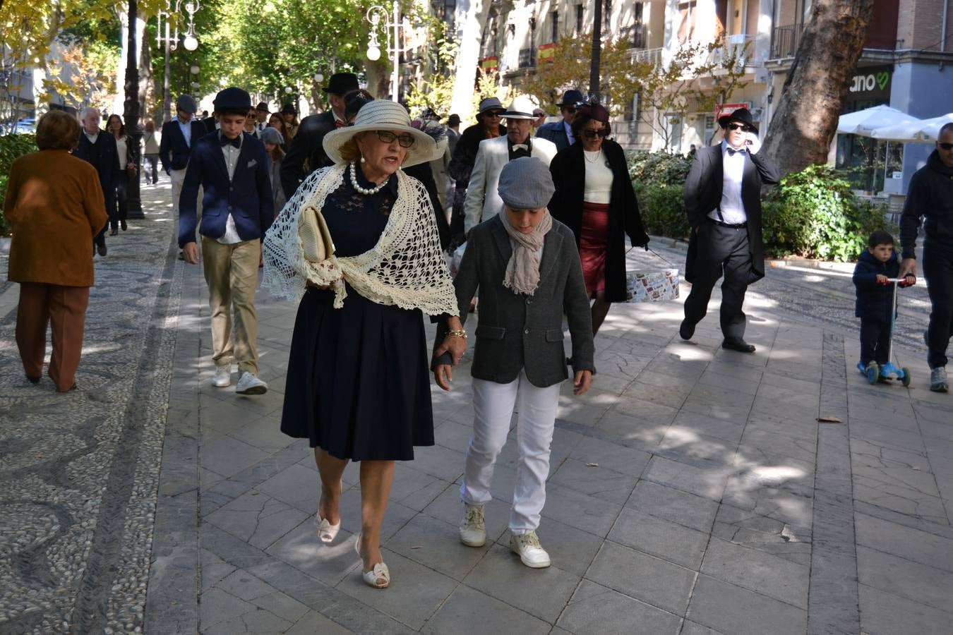 Casi cuarenta coches, entre antiguos y clásicos, han participado en la XIII Reale que ha tenido como principal novedad el incremento de gente vestida de época y las dos rutas urbanas, una con subida a la Abadía del Sacromonte y otra por Gran Vía, Constitución y Camino Ronda.