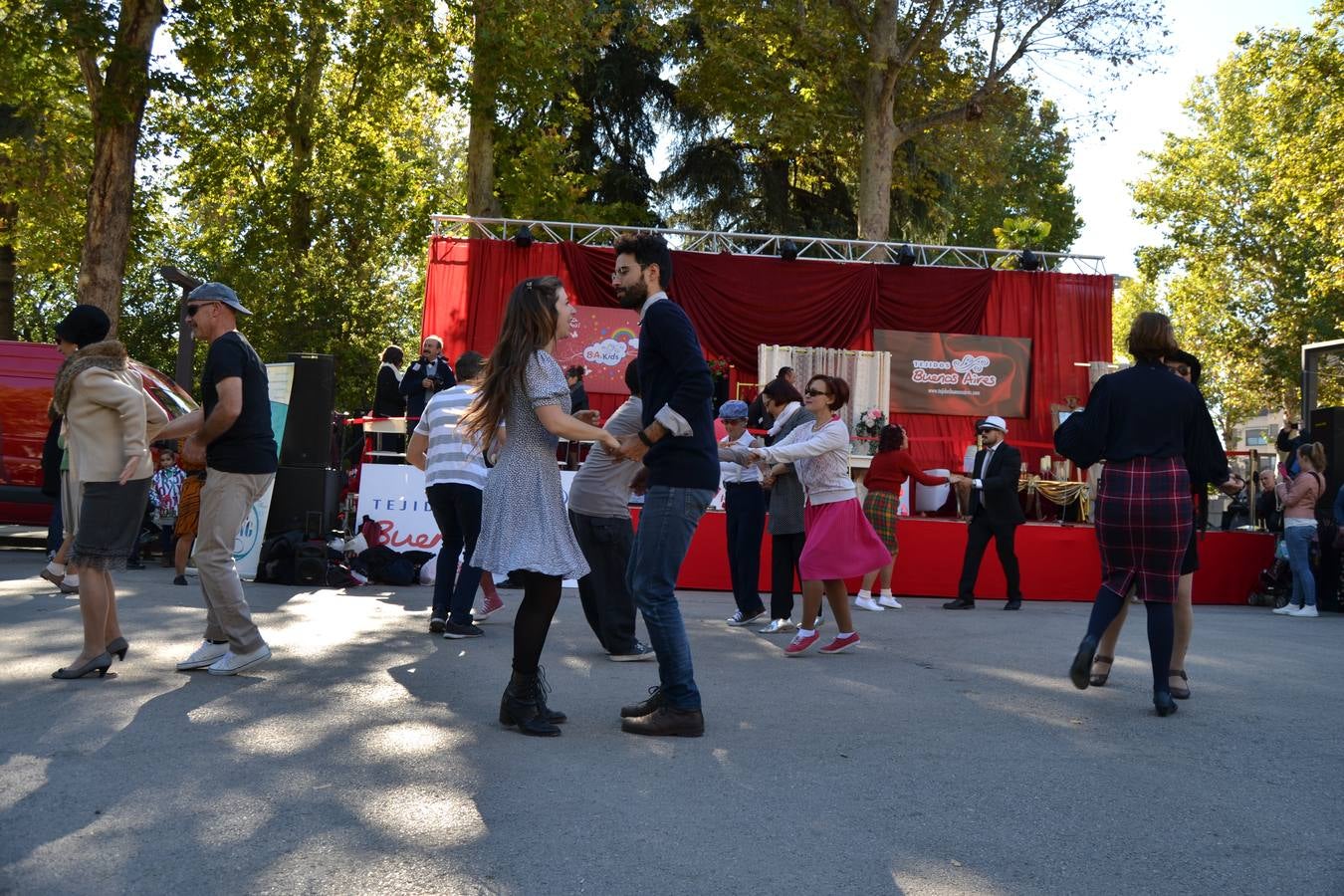 Casi cuarenta coches, entre antiguos y clásicos, han participado en la XIII Reale que ha tenido como principal novedad el incremento de gente vestida de época y las dos rutas urbanas, una con subida a la Abadía del Sacromonte y otra por Gran Vía, Constitución y Camino Ronda.