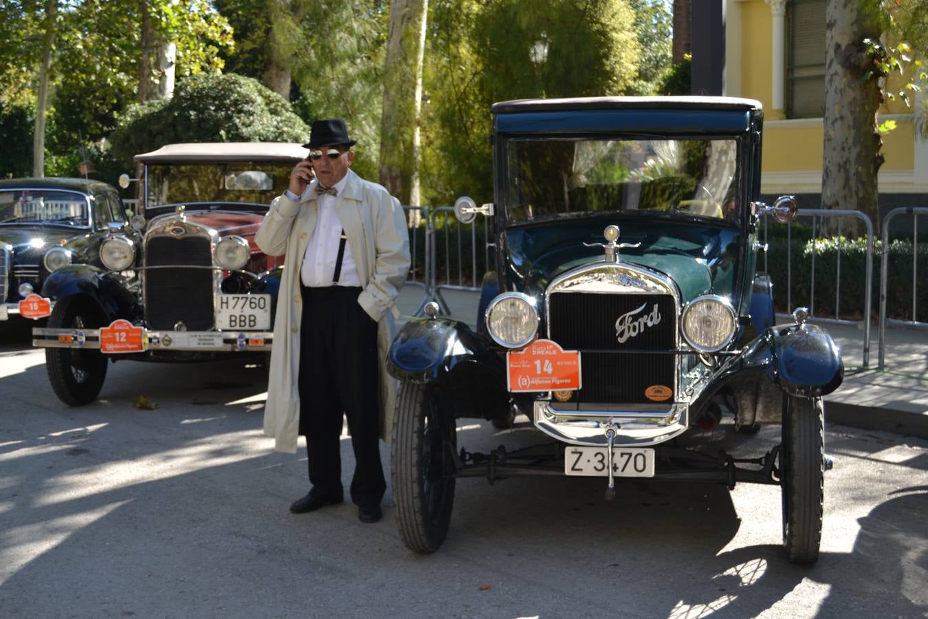 Casi cuarenta coches, entre antiguos y clásicos, han participado en la XIII Reale que ha tenido como principal novedad el incremento de gente vestida de época y las dos rutas urbanas, una con subida a la Abadía del Sacromonte y otra por Gran Vía, Constitución y Camino Ronda.
