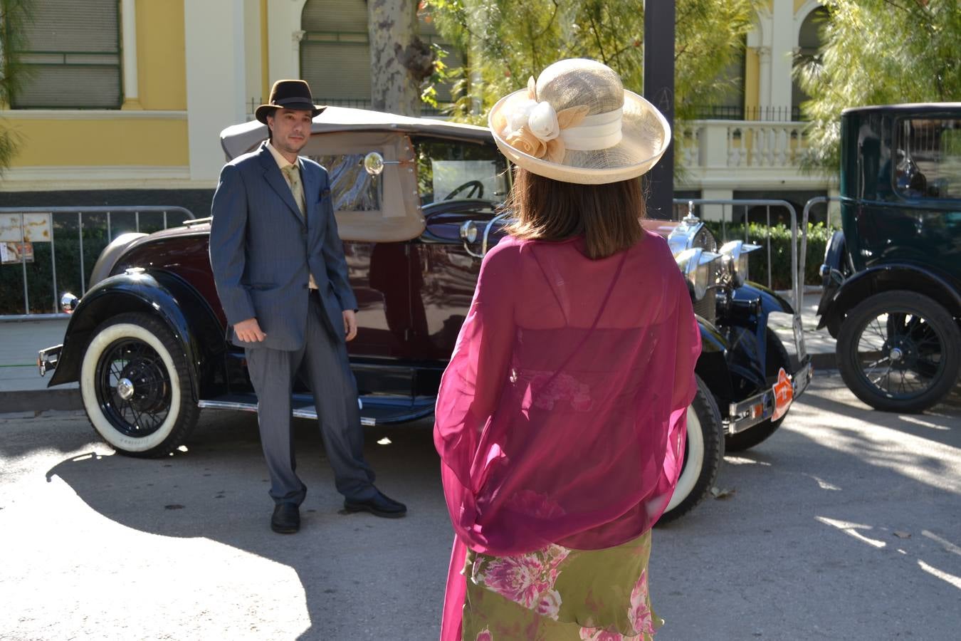 Casi cuarenta coches, entre antiguos y clásicos, han participado en la XIII Reale que ha tenido como principal novedad el incremento de gente vestida de época y las dos rutas urbanas, una con subida a la Abadía del Sacromonte y otra por Gran Vía, Constitución y Camino Ronda.