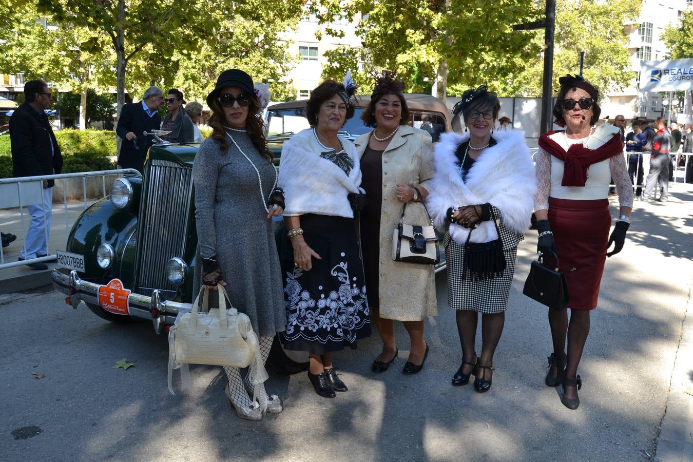 Casi cuarenta coches, entre antiguos y clásicos, han participado en la XIII Reale que ha tenido como principal novedad el incremento de gente vestida de época y las dos rutas urbanas, una con subida a la Abadía del Sacromonte y otra por Gran Vía, Constitución y Camino Ronda.