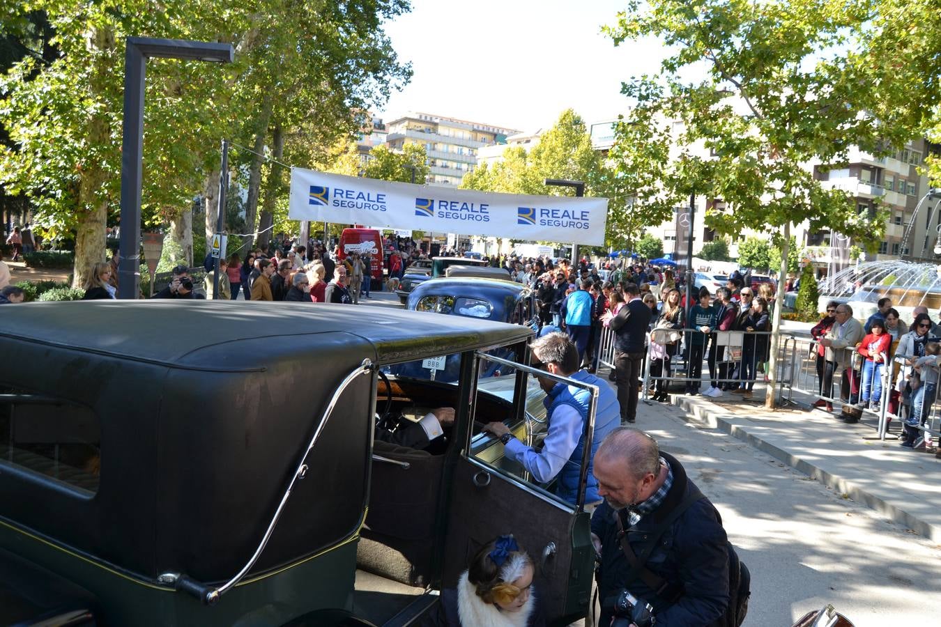 Casi cuarenta coches, entre antiguos y clásicos, han participado en la XIII Reale que ha tenido como principal novedad el incremento de gente vestida de época y las dos rutas urbanas, una con subida a la Abadía del Sacromonte y otra por Gran Vía, Constitución y Camino Ronda.