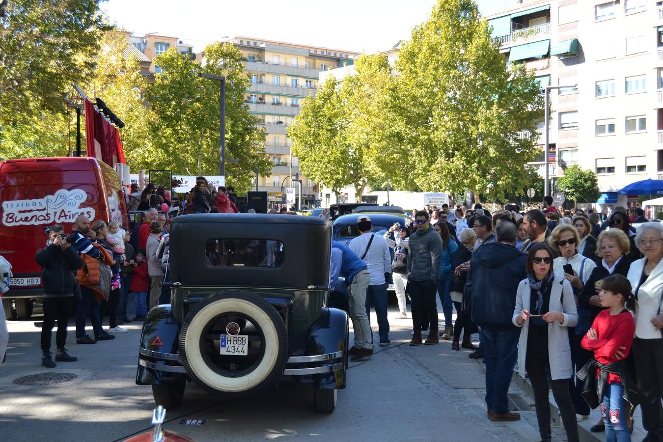 Casi cuarenta coches, entre antiguos y clásicos, han participado en la XIII Reale que ha tenido como principal novedad el incremento de gente vestida de época y las dos rutas urbanas, una con subida a la Abadía del Sacromonte y otra por Gran Vía, Constitución y Camino Ronda.
