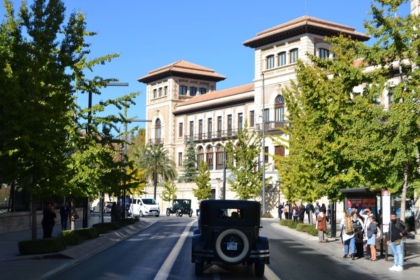 Casi cuarenta coches, entre antiguos y clásicos, han participado en la XIII Reale que ha tenido como principal novedad el incremento de gente vestida de época y las dos rutas urbanas, una con subida a la Abadía del Sacromonte y otra por Gran Vía, Constitución y Camino Ronda.