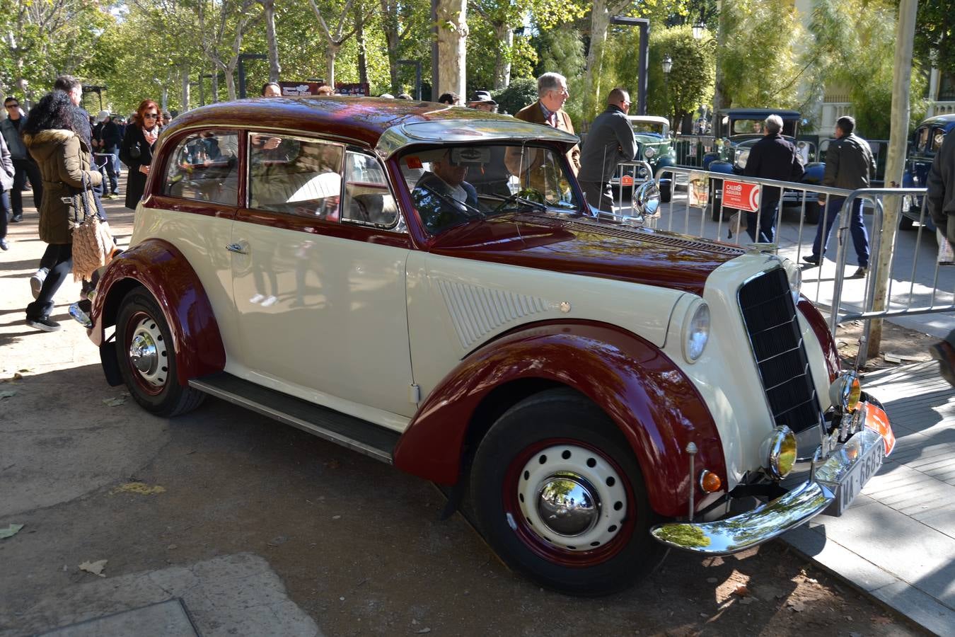 Casi cuarenta coches, entre antiguos y clásicos, han participado en la XIII Reale que ha tenido como principal novedad el incremento de gente vestida de época y las dos rutas urbanas, una con subida a la Abadía del Sacromonte y otra por Gran Vía, Constitución y Camino Ronda.