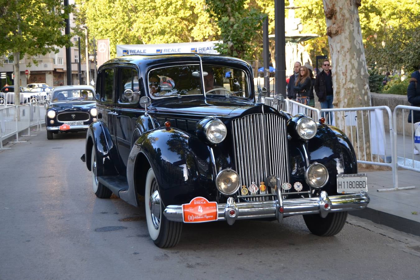 Casi cuarenta coches, entre antiguos y clásicos, han participado en la XIII Reale que ha tenido como principal novedad el incremento de gente vestida de época y las dos rutas urbanas, una con subida a la Abadía del Sacromonte y otra por Gran Vía, Constitución y Camino Ronda.