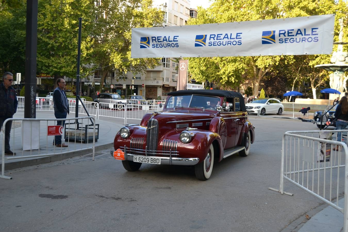 Casi cuarenta coches, entre antiguos y clásicos, han participado en la XIII Reale que ha tenido como principal novedad el incremento de gente vestida de época y las dos rutas urbanas, una con subida a la Abadía del Sacromonte y otra por Gran Vía, Constitución y Camino Ronda.