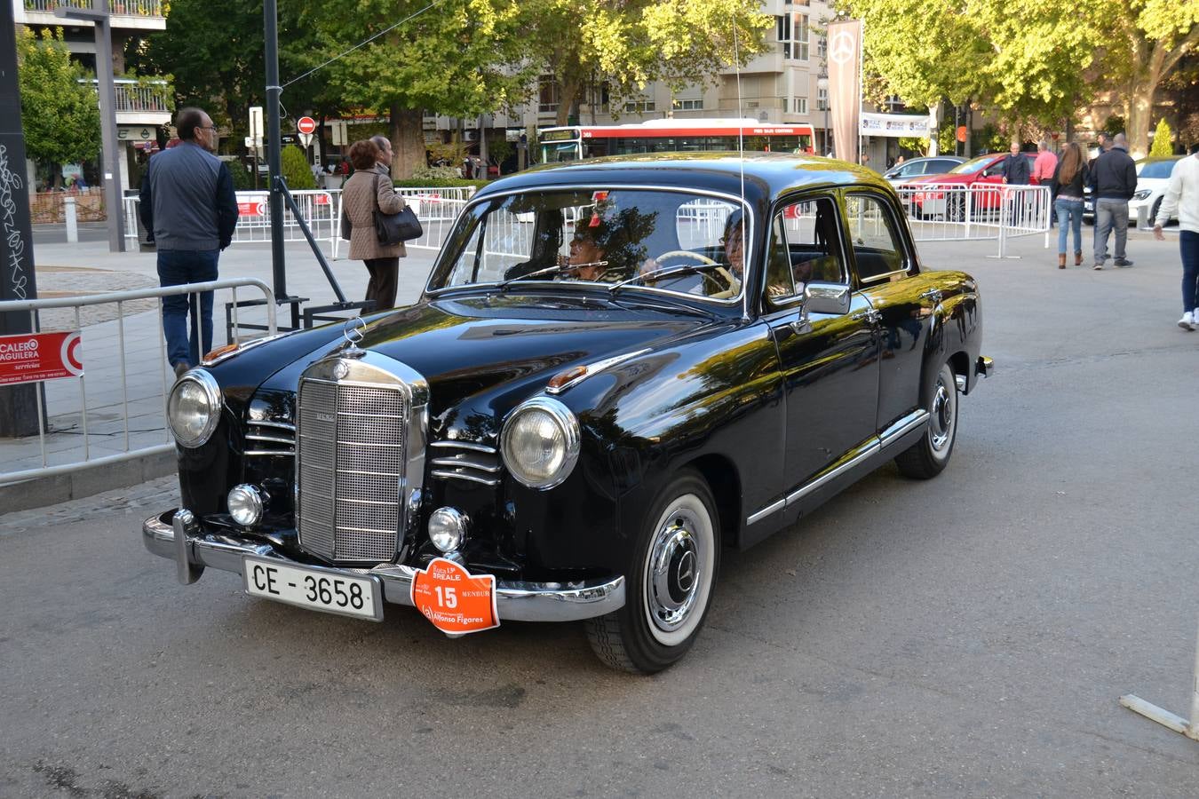 Casi cuarenta coches, entre antiguos y clásicos, han participado en la XIII Reale que ha tenido como principal novedad el incremento de gente vestida de época y las dos rutas urbanas, una con subida a la Abadía del Sacromonte y otra por Gran Vía, Constitución y Camino Ronda.