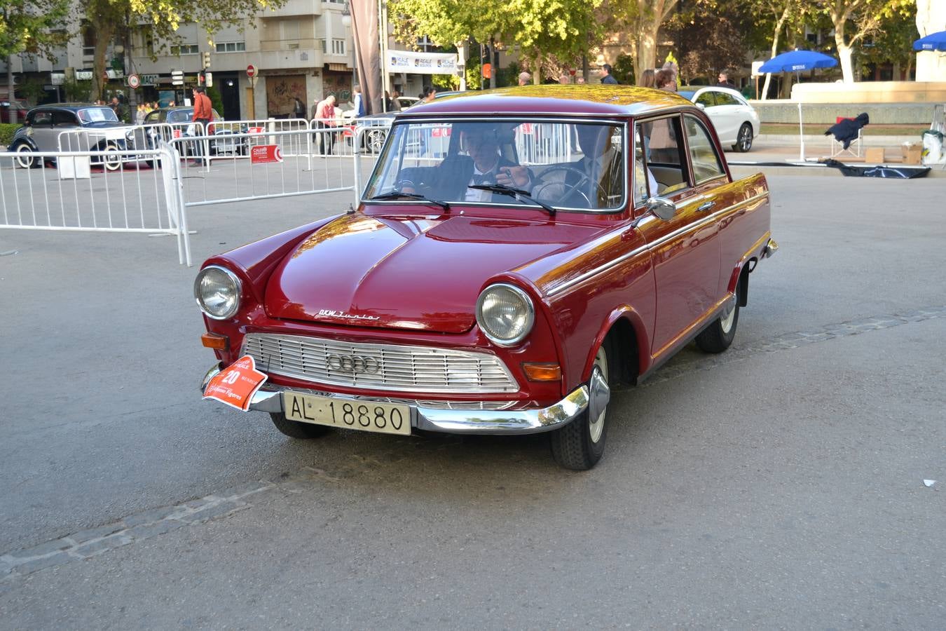Casi cuarenta coches, entre antiguos y clásicos, han participado en la XIII Reale que ha tenido como principal novedad el incremento de gente vestida de época y las dos rutas urbanas, una con subida a la Abadía del Sacromonte y otra por Gran Vía, Constitución y Camino Ronda.