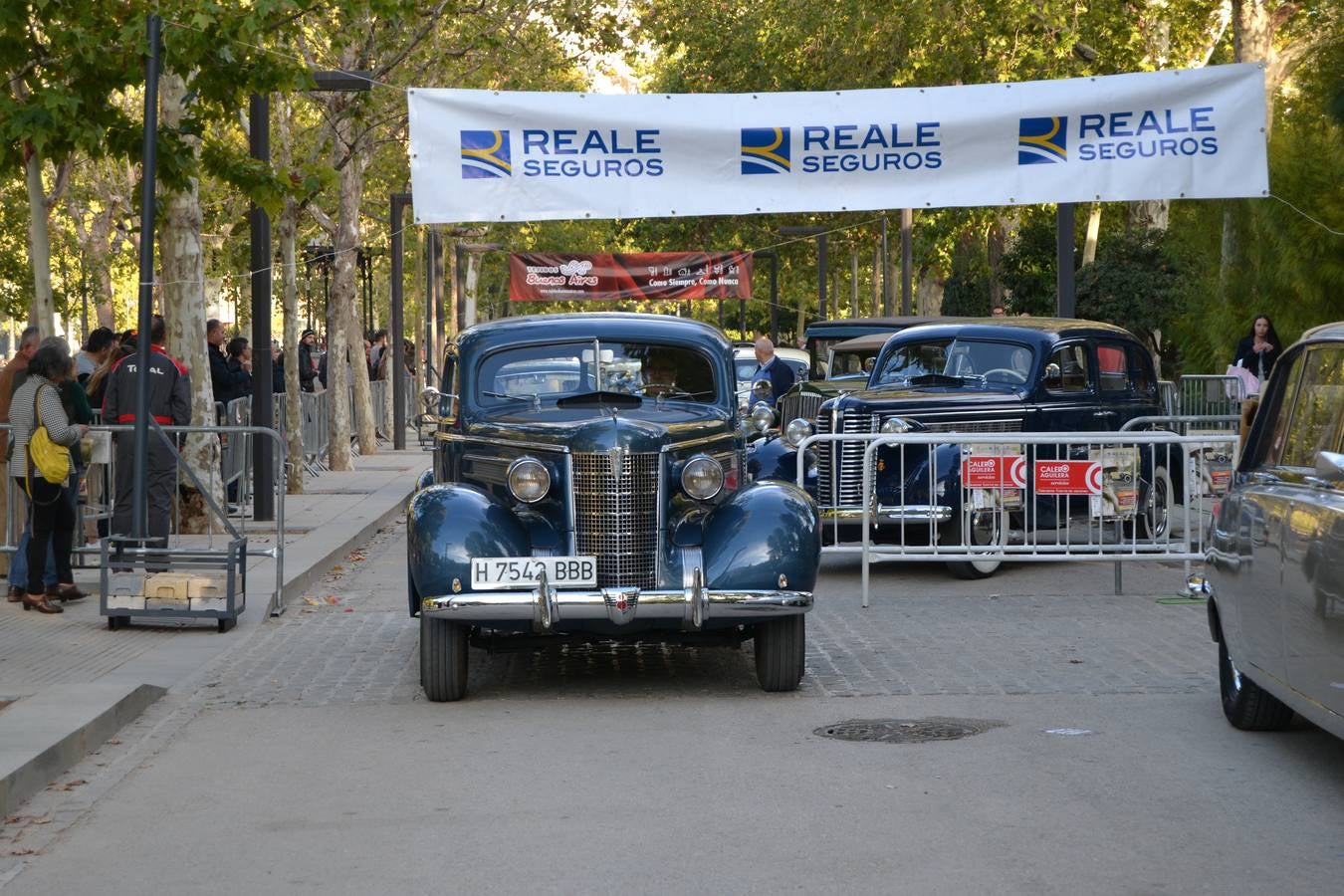 Casi cuarenta coches, entre antiguos y clásicos, han participado en la XIII Reale que ha tenido como principal novedad el incremento de gente vestida de época y las dos rutas urbanas, una con subida a la Abadía del Sacromonte y otra por Gran Vía, Constitución y Camino Ronda.