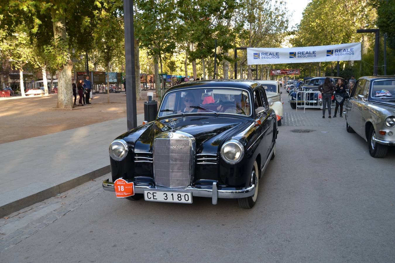 Casi cuarenta coches, entre antiguos y clásicos, han participado en la XIII Reale que ha tenido como principal novedad el incremento de gente vestida de época y las dos rutas urbanas, una con subida a la Abadía del Sacromonte y otra por Gran Vía, Constitución y Camino Ronda.