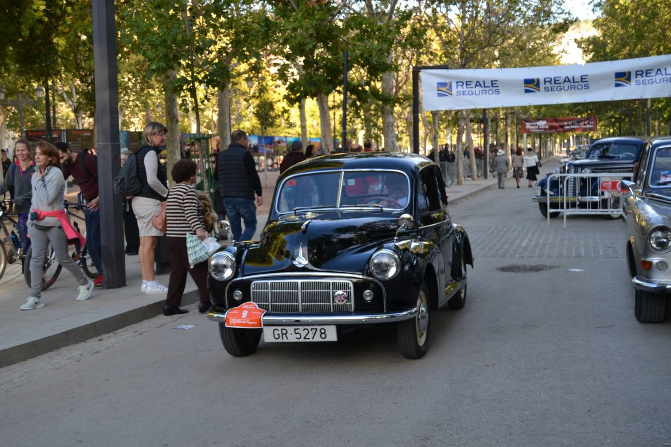 Casi cuarenta coches, entre antiguos y clásicos, han participado en la XIII Reale que ha tenido como principal novedad el incremento de gente vestida de época y las dos rutas urbanas, una con subida a la Abadía del Sacromonte y otra por Gran Vía, Constitución y Camino Ronda.