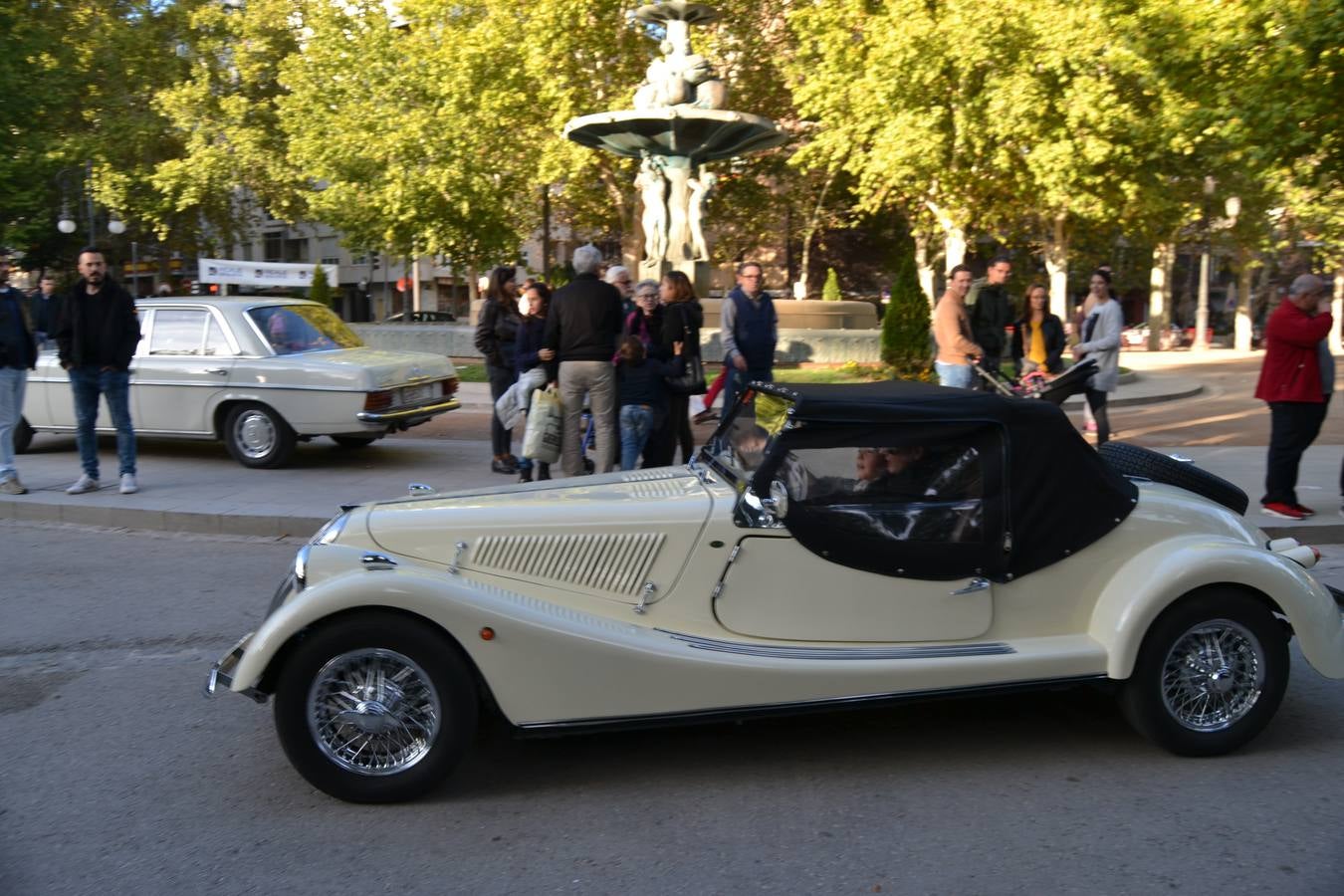 Casi cuarenta coches, entre antiguos y clásicos, han participado en la XIII Reale que ha tenido como principal novedad el incremento de gente vestida de época y las dos rutas urbanas, una con subida a la Abadía del Sacromonte y otra por Gran Vía, Constitución y Camino Ronda.