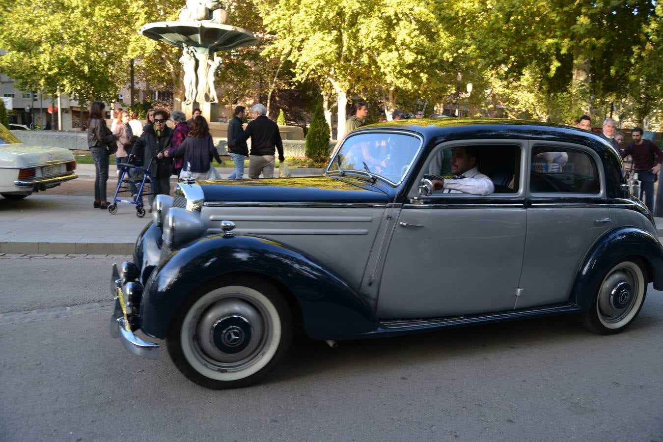 Casi cuarenta coches, entre antiguos y clásicos, han participado en la XIII Reale que ha tenido como principal novedad el incremento de gente vestida de época y las dos rutas urbanas, una con subida a la Abadía del Sacromonte y otra por Gran Vía, Constitución y Camino Ronda.