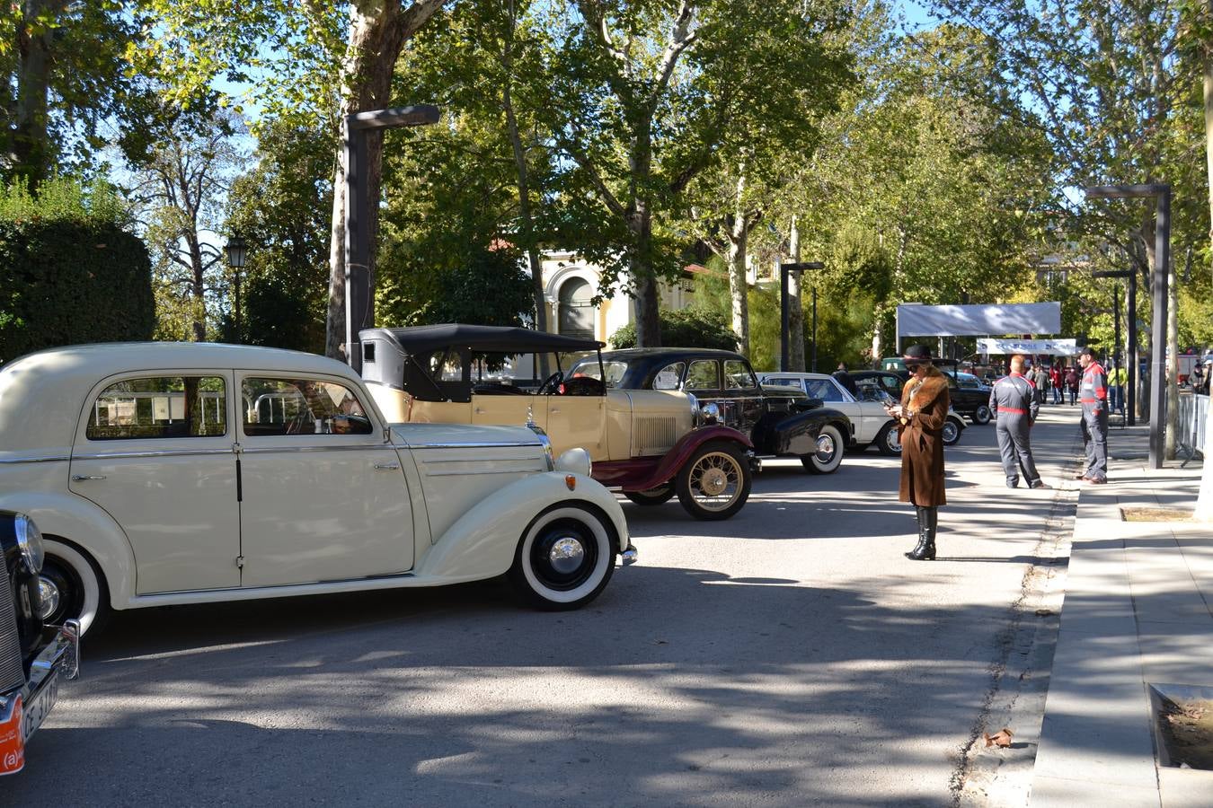 Casi cuarenta coches, entre antiguos y clásicos, han participado en la XIII Reale que ha tenido como principal novedad el incremento de gente vestida de época y las dos rutas urbanas, una con subida a la Abadía del Sacromonte y otra por Gran Vía, Constitución y Camino Ronda.