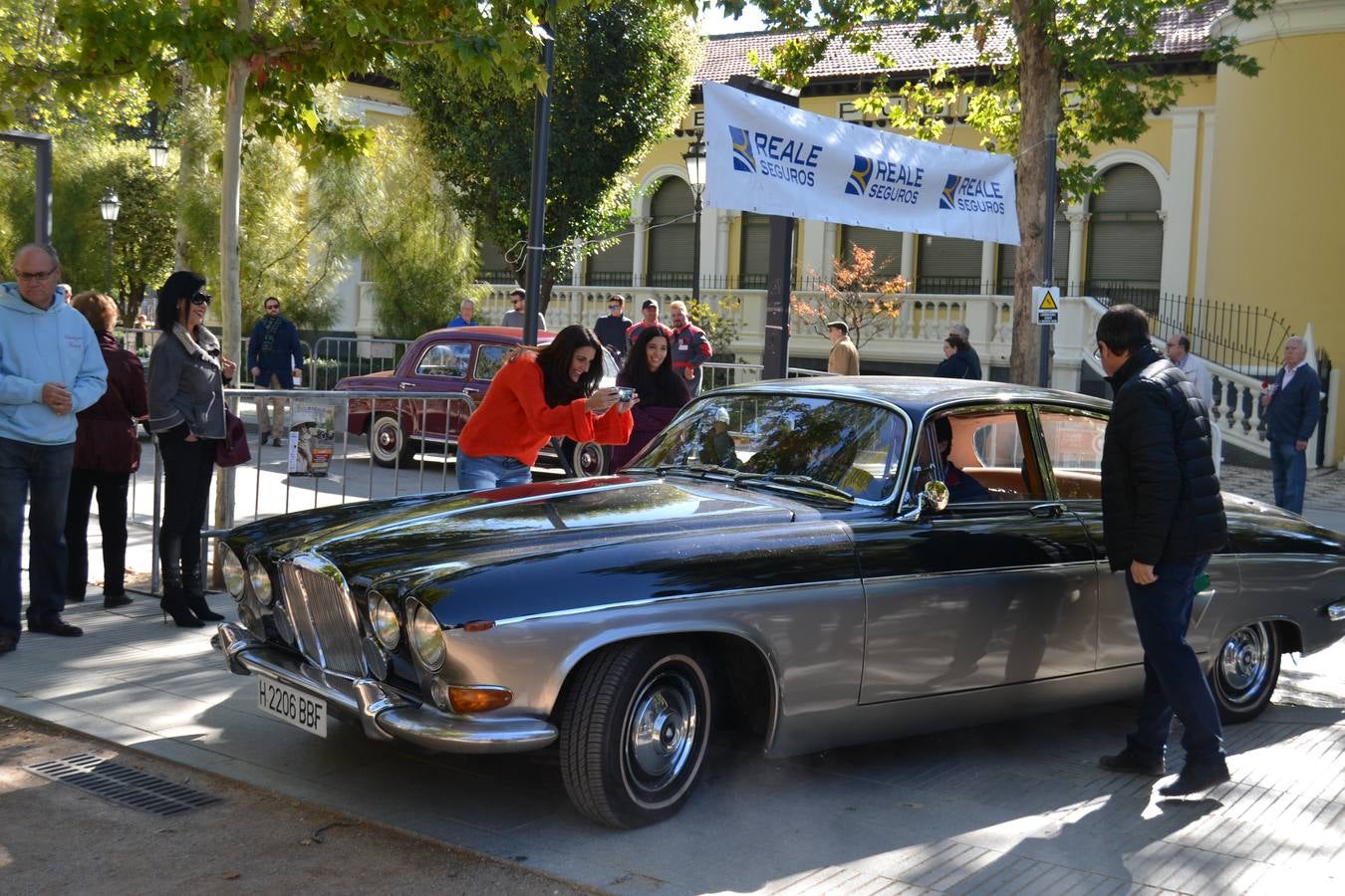 Casi cuarenta coches, entre antiguos y clásicos, han participado en la XIII Reale que ha tenido como principal novedad el incremento de gente vestida de época y las dos rutas urbanas, una con subida a la Abadía del Sacromonte y otra por Gran Vía, Constitución y Camino Ronda.