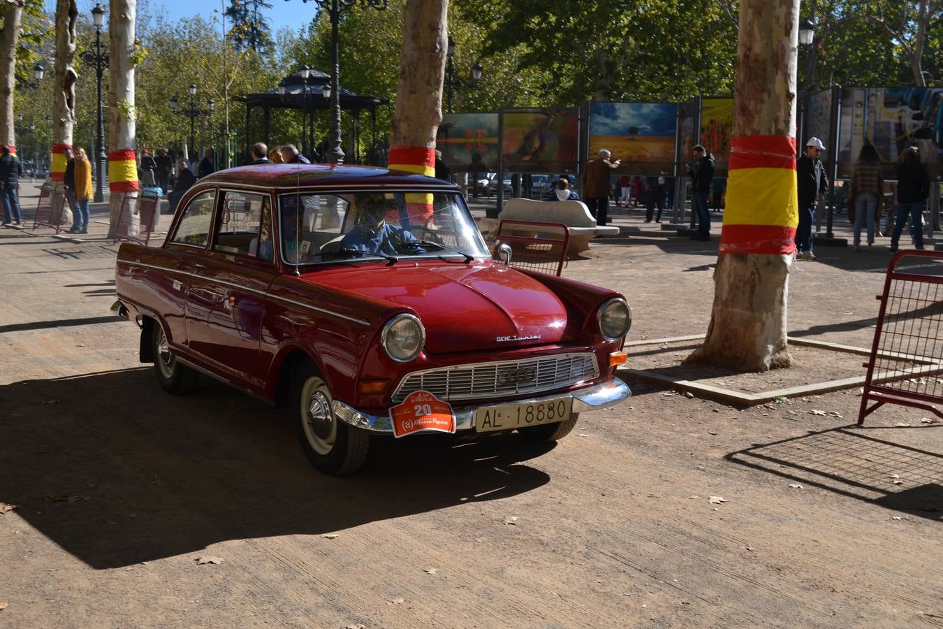 Casi cuarenta coches, entre antiguos y clásicos, han participado en la XIII Reale que ha tenido como principal novedad el incremento de gente vestida de época y las dos rutas urbanas, una con subida a la Abadía del Sacromonte y otra por Gran Vía, Constitución y Camino Ronda.