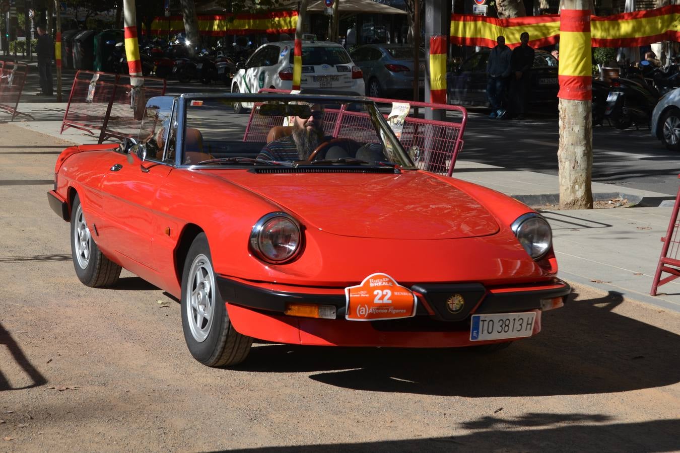 Casi cuarenta coches, entre antiguos y clásicos, han participado en la XIII Reale que ha tenido como principal novedad el incremento de gente vestida de época y las dos rutas urbanas, una con subida a la Abadía del Sacromonte y otra por Gran Vía, Constitución y Camino Ronda.