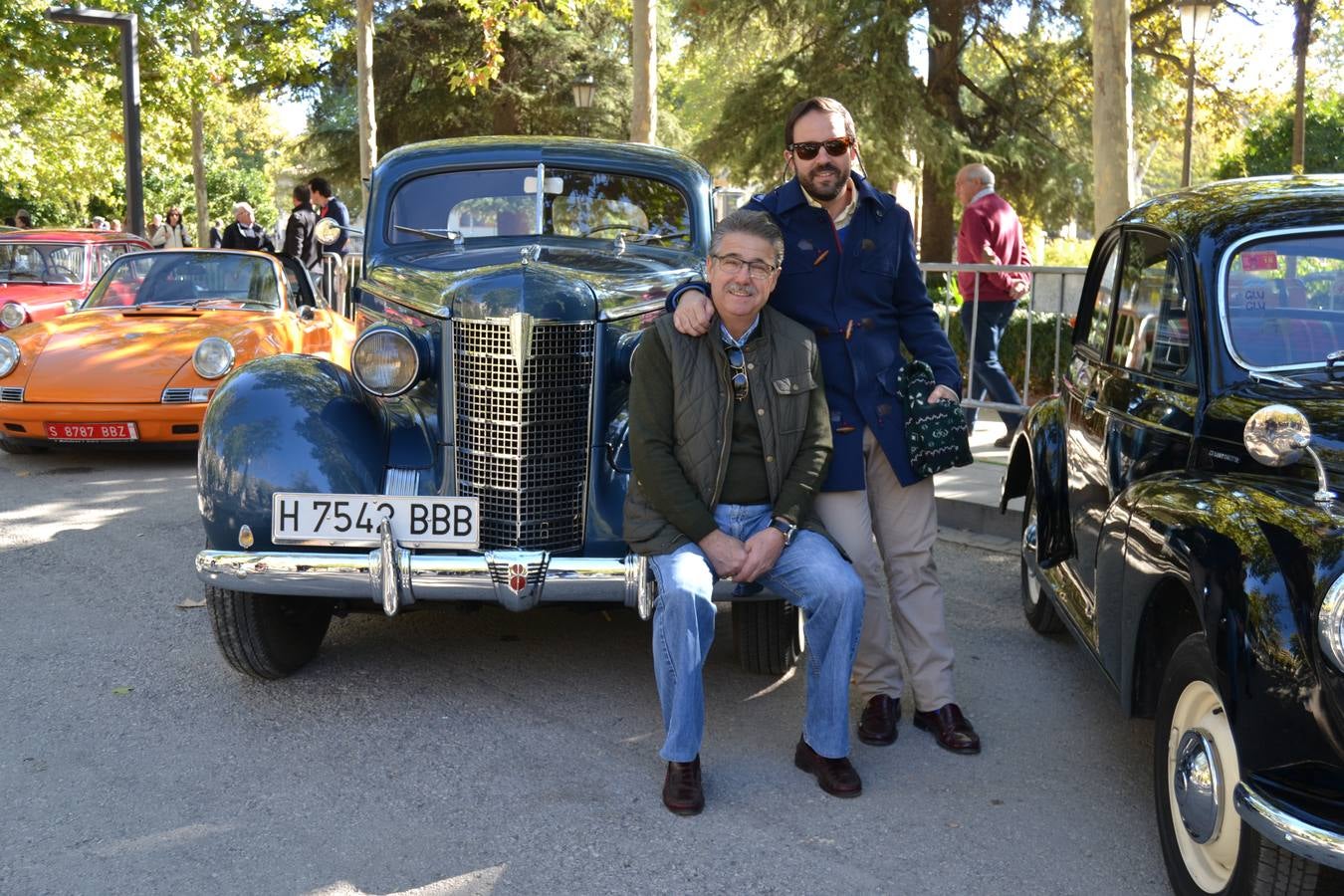 Casi cuarenta coches, entre antiguos y clásicos, han participado en la XIII Reale que ha tenido como principal novedad el incremento de gente vestida de época y las dos rutas urbanas, una con subida a la Abadía del Sacromonte y otra por Gran Vía, Constitución y Camino Ronda.