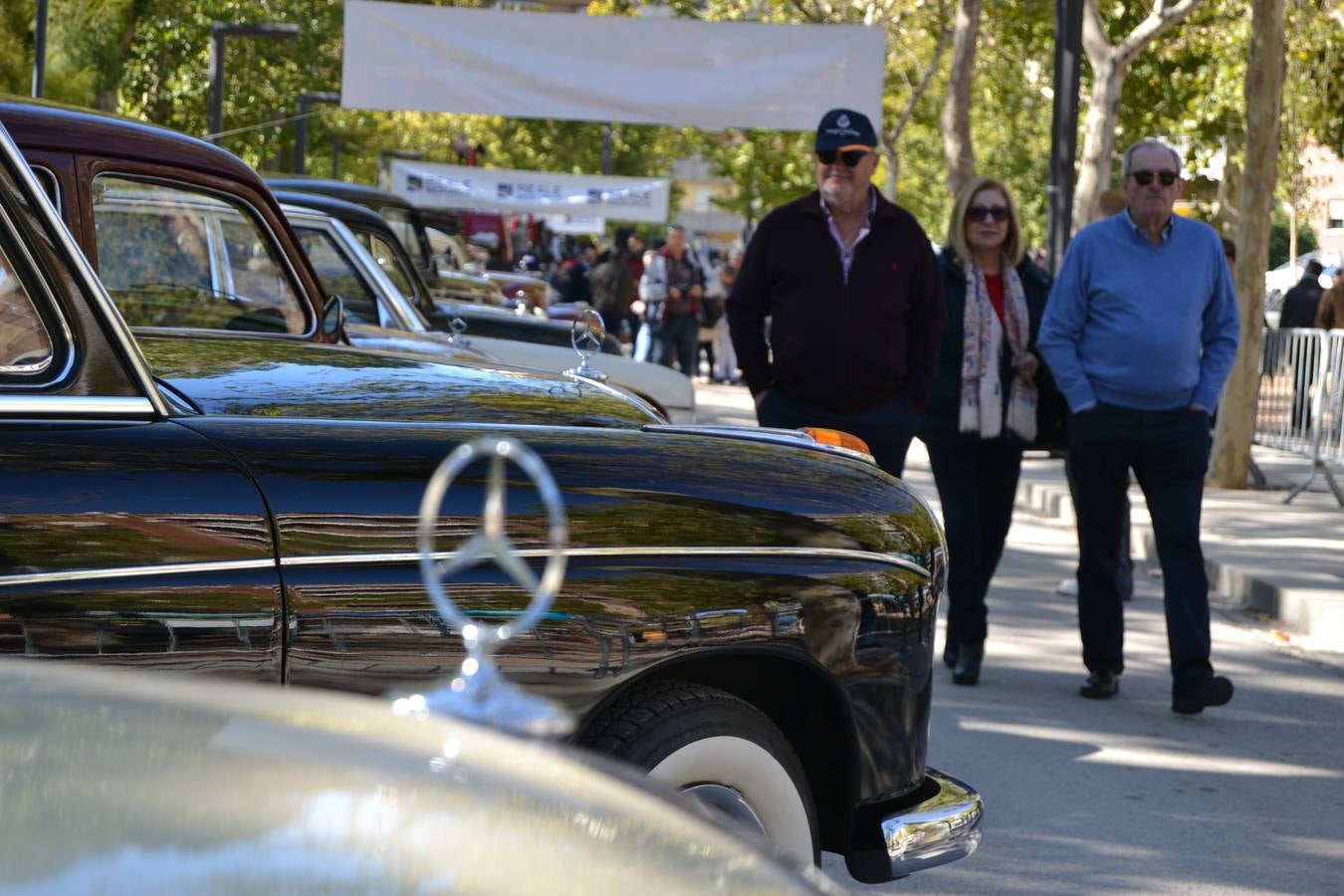Casi cuarenta coches, entre antiguos y clásicos, han participado en la XIII Reale que ha tenido como principal novedad el incremento de gente vestida de época y las dos rutas urbanas, una con subida a la Abadía del Sacromonte y otra por Gran Vía, Constitución y Camino Ronda.