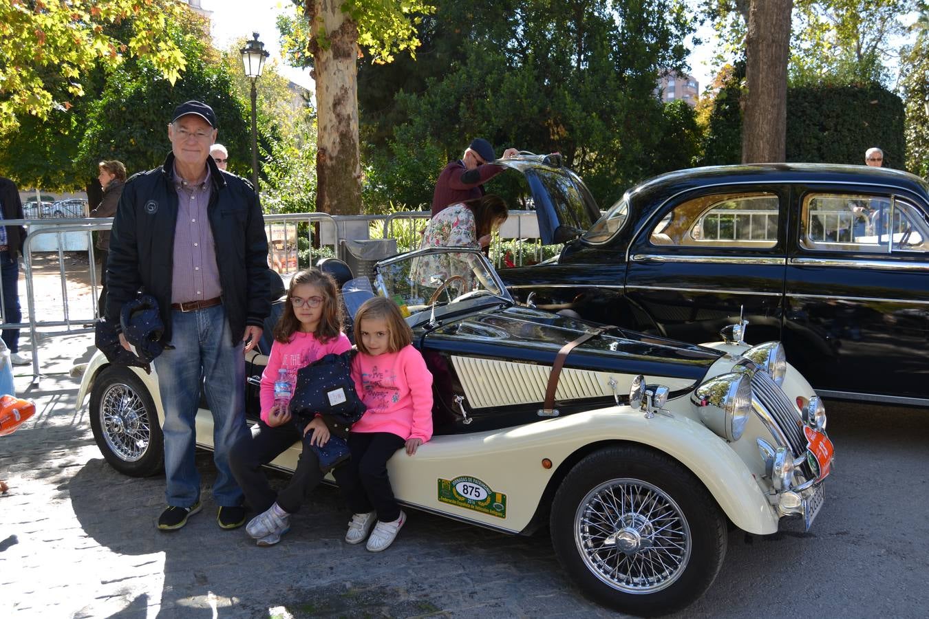 Casi cuarenta coches, entre antiguos y clásicos, han participado en la XIII Reale que ha tenido como principal novedad el incremento de gente vestida de época y las dos rutas urbanas, una con subida a la Abadía del Sacromonte y otra por Gran Vía, Constitución y Camino Ronda.