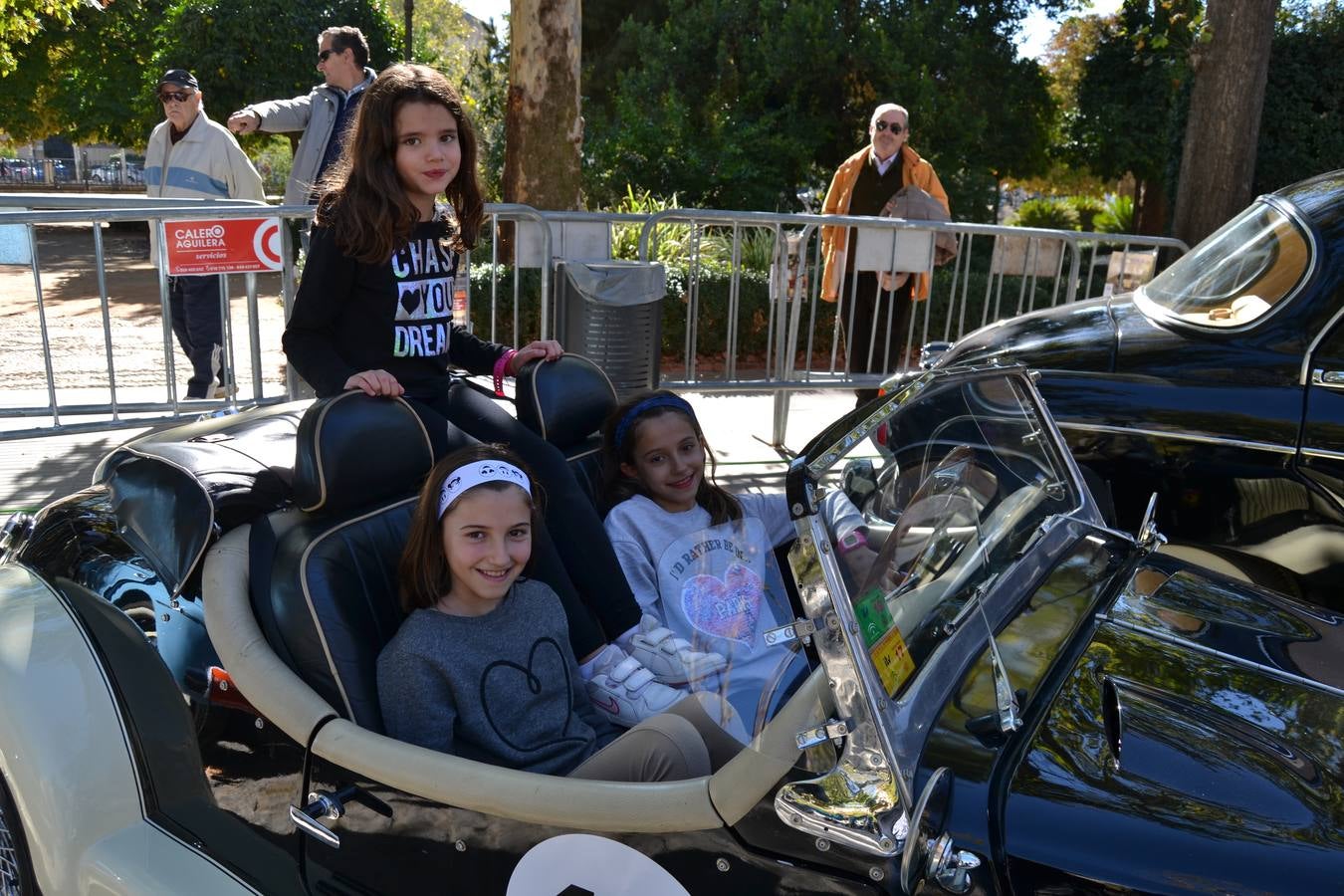 Casi cuarenta coches, entre antiguos y clásicos, han participado en la XIII Reale que ha tenido como principal novedad el incremento de gente vestida de época y las dos rutas urbanas, una con subida a la Abadía del Sacromonte y otra por Gran Vía, Constitución y Camino Ronda.
