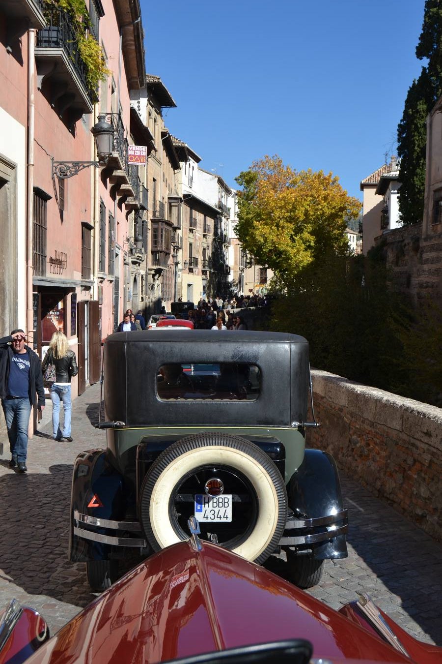 Casi cuarenta coches, entre antiguos y clásicos, han participado en la XIII Reale que ha tenido como principal novedad el incremento de gente vestida de época y las dos rutas urbanas, una con subida a la Abadía del Sacromonte y otra por Gran Vía, Constitución y Camino Ronda.