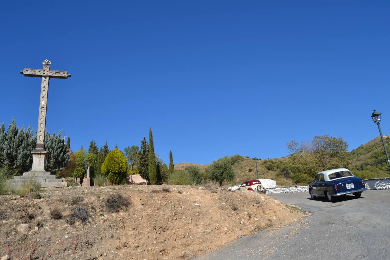 Casi cuarenta coches, entre antiguos y clásicos, han participado en la XIII Reale que ha tenido como principal novedad el incremento de gente vestida de época y las dos rutas urbanas, una con subida a la Abadía del Sacromonte y otra por Gran Vía, Constitución y Camino Ronda.