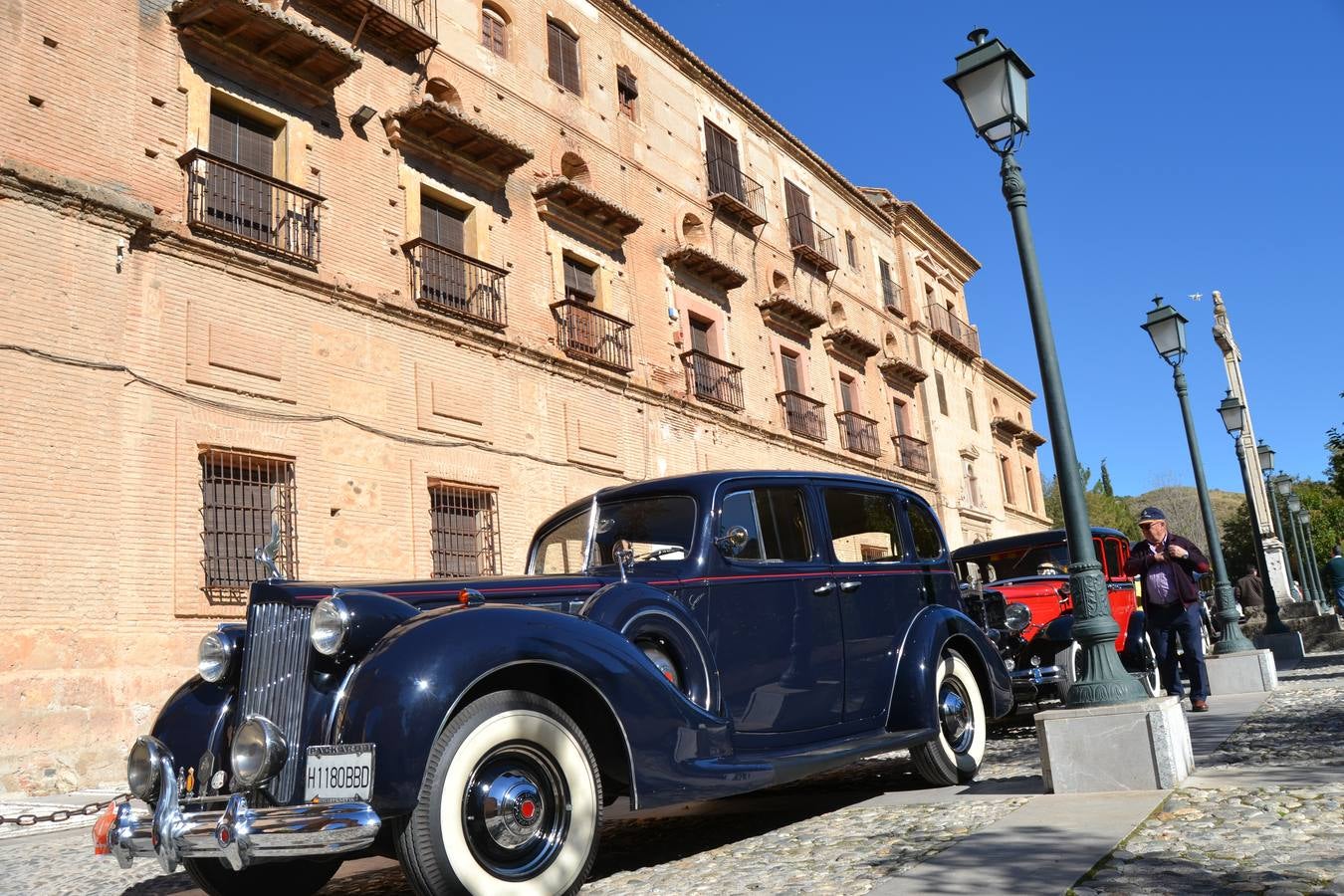 Casi cuarenta coches, entre antiguos y clásicos, han participado en la XIII Reale que ha tenido como principal novedad el incremento de gente vestida de época y las dos rutas urbanas, una con subida a la Abadía del Sacromonte y otra por Gran Vía, Constitución y Camino Ronda.