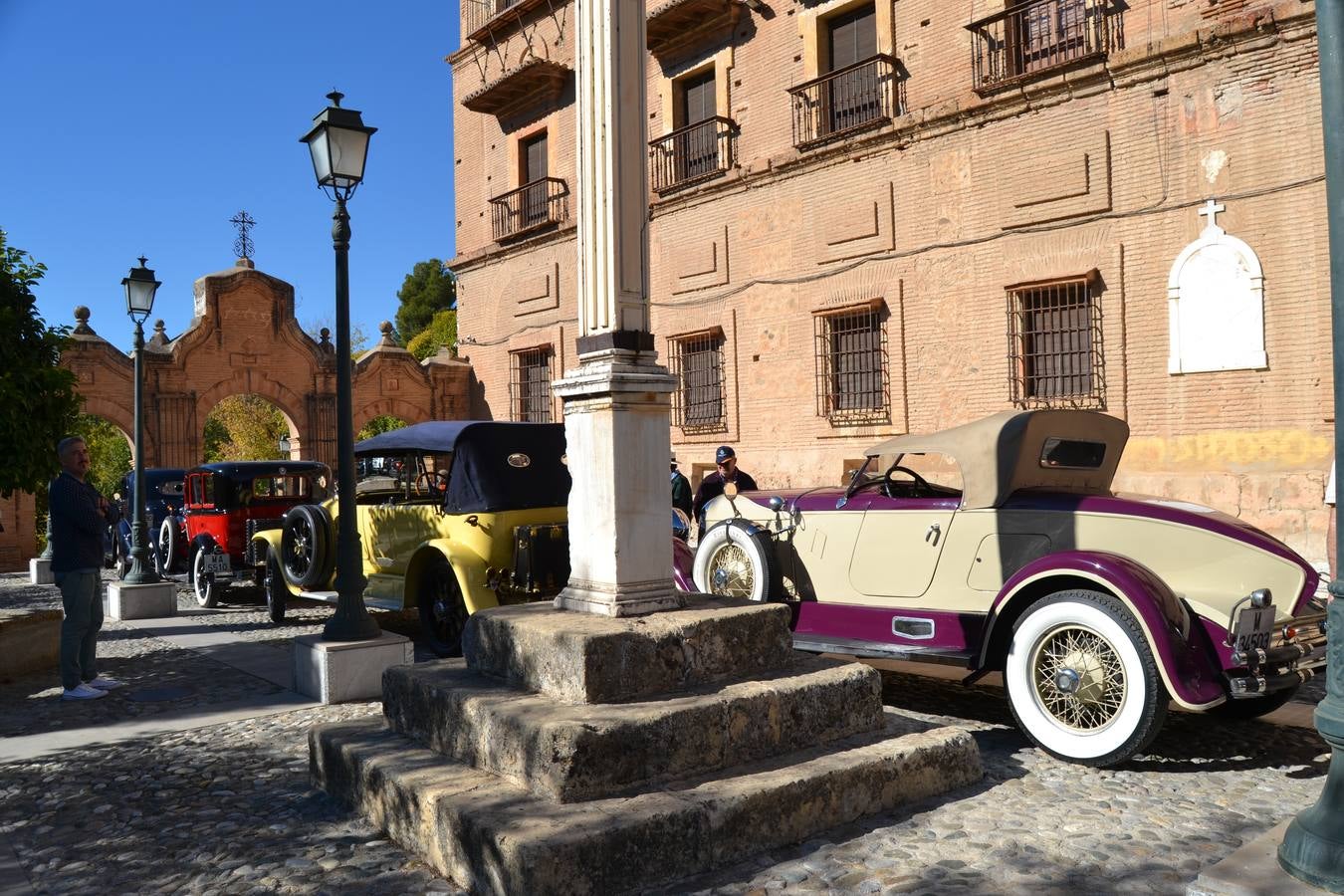 Casi cuarenta coches, entre antiguos y clásicos, han participado en la XIII Reale que ha tenido como principal novedad el incremento de gente vestida de época y las dos rutas urbanas, una con subida a la Abadía del Sacromonte y otra por Gran Vía, Constitución y Camino Ronda.