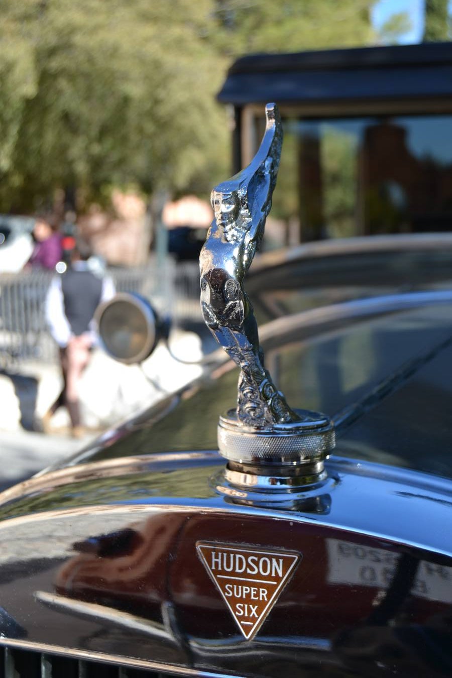 Casi cuarenta coches, entre antiguos y clásicos, han participado en la XIII Reale que ha tenido como principal novedad el incremento de gente vestida de época y las dos rutas urbanas, una con subida a la Abadía del Sacromonte y otra por Gran Vía, Constitución y Camino Ronda.