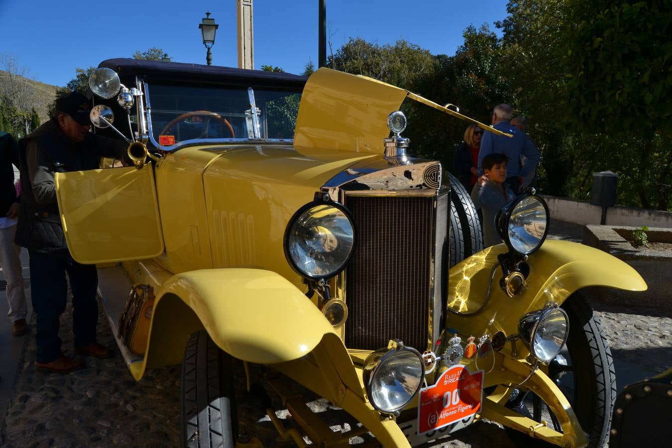 Casi cuarenta coches, entre antiguos y clásicos, han participado en la XIII Reale que ha tenido como principal novedad el incremento de gente vestida de época y las dos rutas urbanas, una con subida a la Abadía del Sacromonte y otra por Gran Vía, Constitución y Camino Ronda.