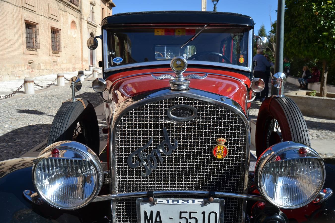 Casi cuarenta coches, entre antiguos y clásicos, han participado en la XIII Reale que ha tenido como principal novedad el incremento de gente vestida de época y las dos rutas urbanas, una con subida a la Abadía del Sacromonte y otra por Gran Vía, Constitución y Camino Ronda.
