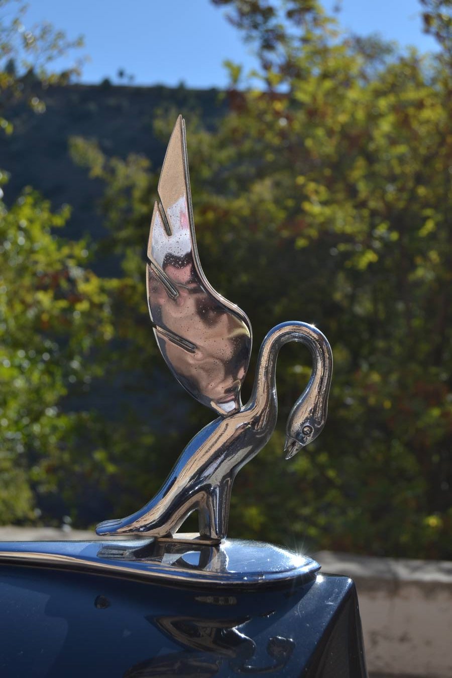 Casi cuarenta coches, entre antiguos y clásicos, han participado en la XIII Reale que ha tenido como principal novedad el incremento de gente vestida de época y las dos rutas urbanas, una con subida a la Abadía del Sacromonte y otra por Gran Vía, Constitución y Camino Ronda.