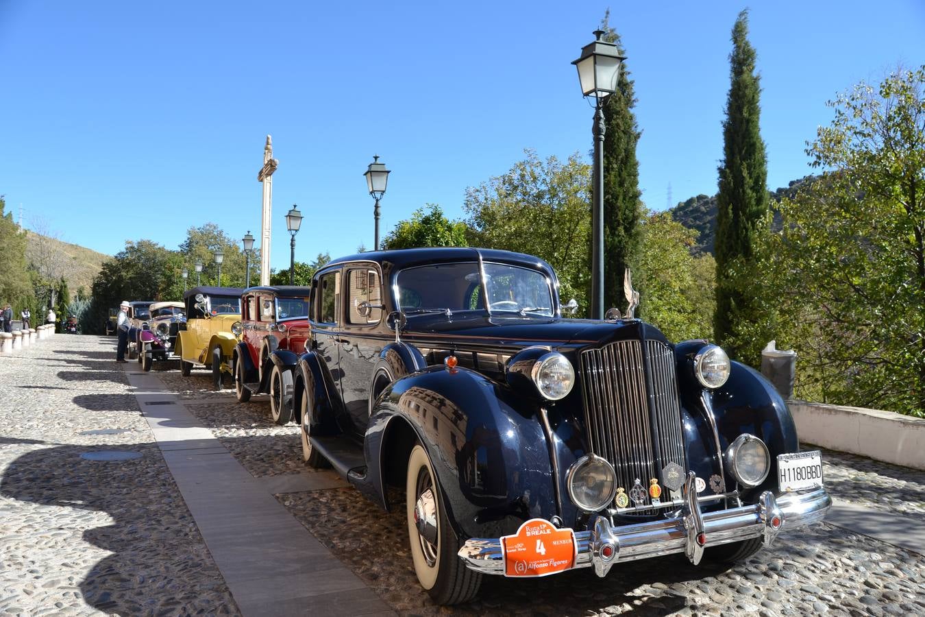 Casi cuarenta coches, entre antiguos y clásicos, han participado en la XIII Reale que ha tenido como principal novedad el incremento de gente vestida de época y las dos rutas urbanas, una con subida a la Abadía del Sacromonte y otra por Gran Vía, Constitución y Camino Ronda.