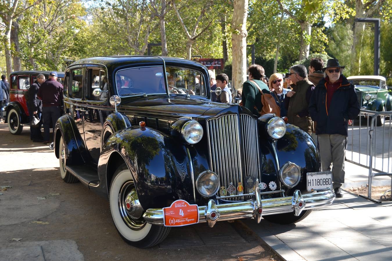 Casi cuarenta coches, entre antiguos y clásicos, han participado en la XIII Reale que ha tenido como principal novedad el incremento de gente vestida de época y las dos rutas urbanas, una con subida a la Abadía del Sacromonte y otra por Gran Vía, Constitución y Camino Ronda.