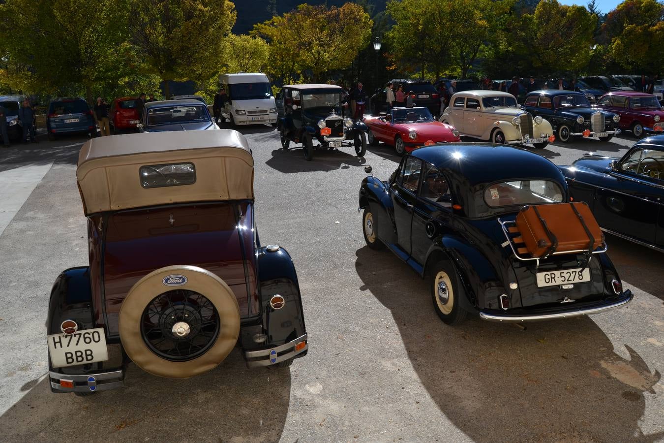 Casi cuarenta coches, entre antiguos y clásicos, han participado en la XIII Reale que ha tenido como principal novedad el incremento de gente vestida de época y las dos rutas urbanas, una con subida a la Abadía del Sacromonte y otra por Gran Vía, Constitución y Camino Ronda.