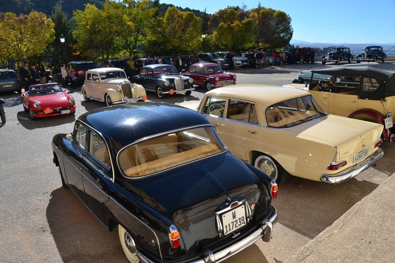 Casi cuarenta coches, entre antiguos y clásicos, han participado en la XIII Reale que ha tenido como principal novedad el incremento de gente vestida de época y las dos rutas urbanas, una con subida a la Abadía del Sacromonte y otra por Gran Vía, Constitución y Camino Ronda.