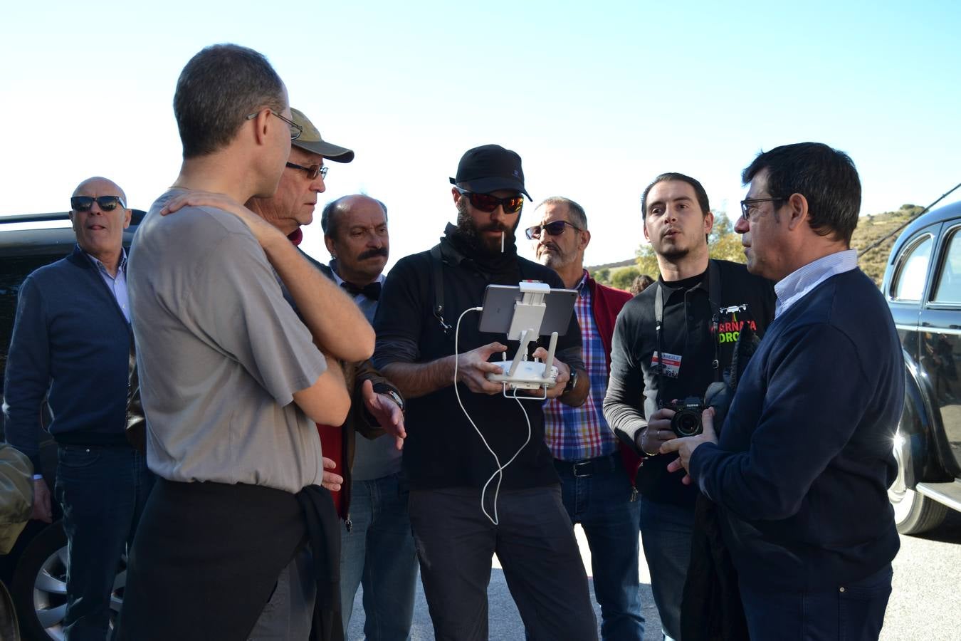 Casi cuarenta coches, entre antiguos y clásicos, han participado en la XIII Reale que ha tenido como principal novedad el incremento de gente vestida de época y las dos rutas urbanas, una con subida a la Abadía del Sacromonte y otra por Gran Vía, Constitución y Camino Ronda.