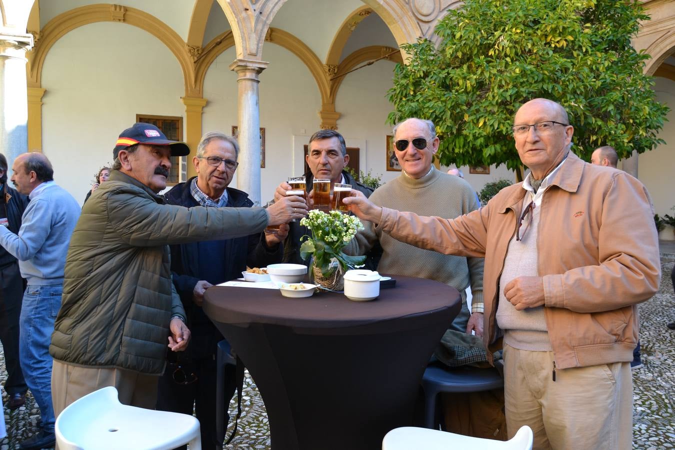 Casi cuarenta coches, entre antiguos y clásicos, han participado en la XIII Reale que ha tenido como principal novedad el incremento de gente vestida de época y las dos rutas urbanas, una con subida a la Abadía del Sacromonte y otra por Gran Vía, Constitución y Camino Ronda.