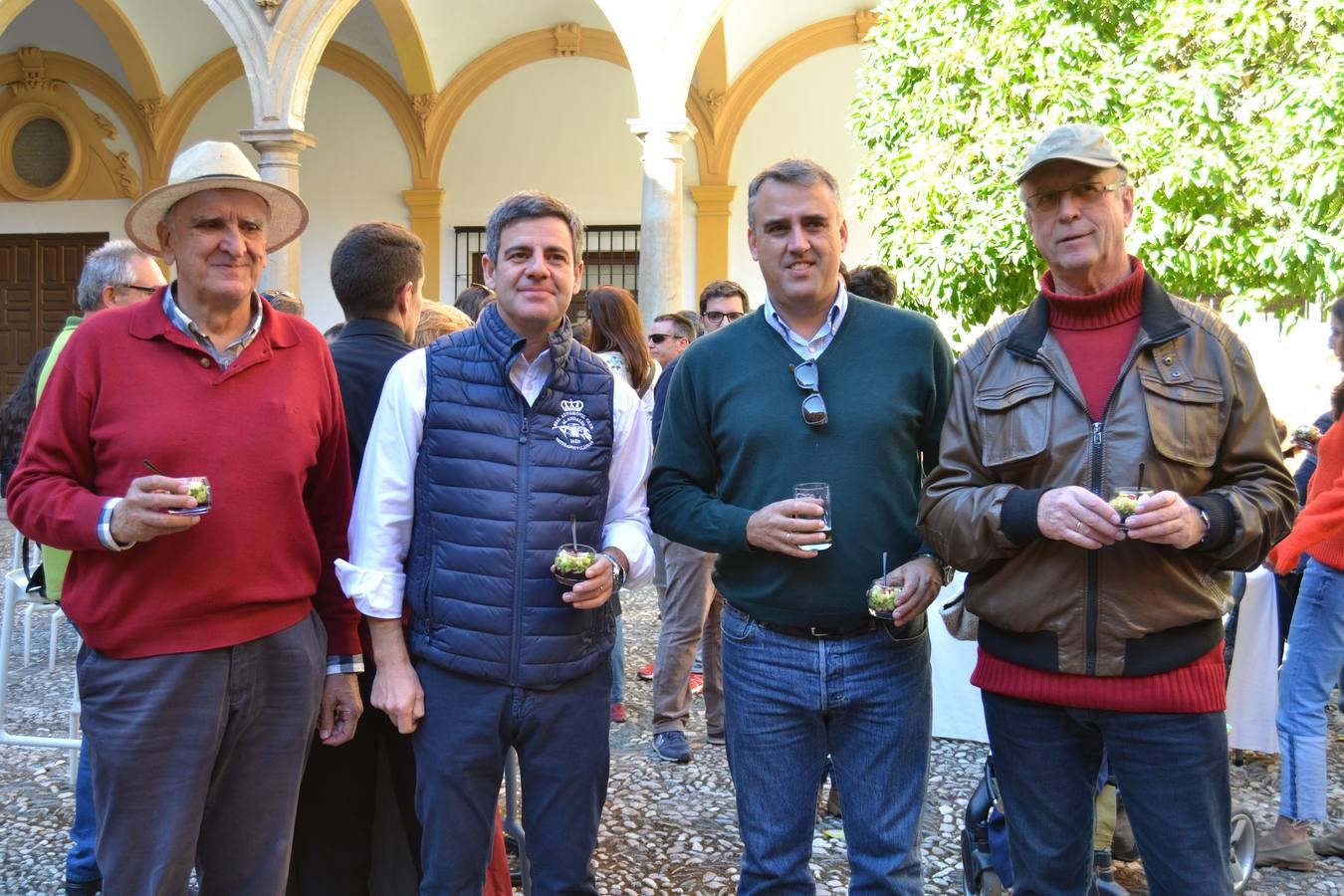 Casi cuarenta coches, entre antiguos y clásicos, han participado en la XIII Reale que ha tenido como principal novedad el incremento de gente vestida de época y las dos rutas urbanas, una con subida a la Abadía del Sacromonte y otra por Gran Vía, Constitución y Camino Ronda.