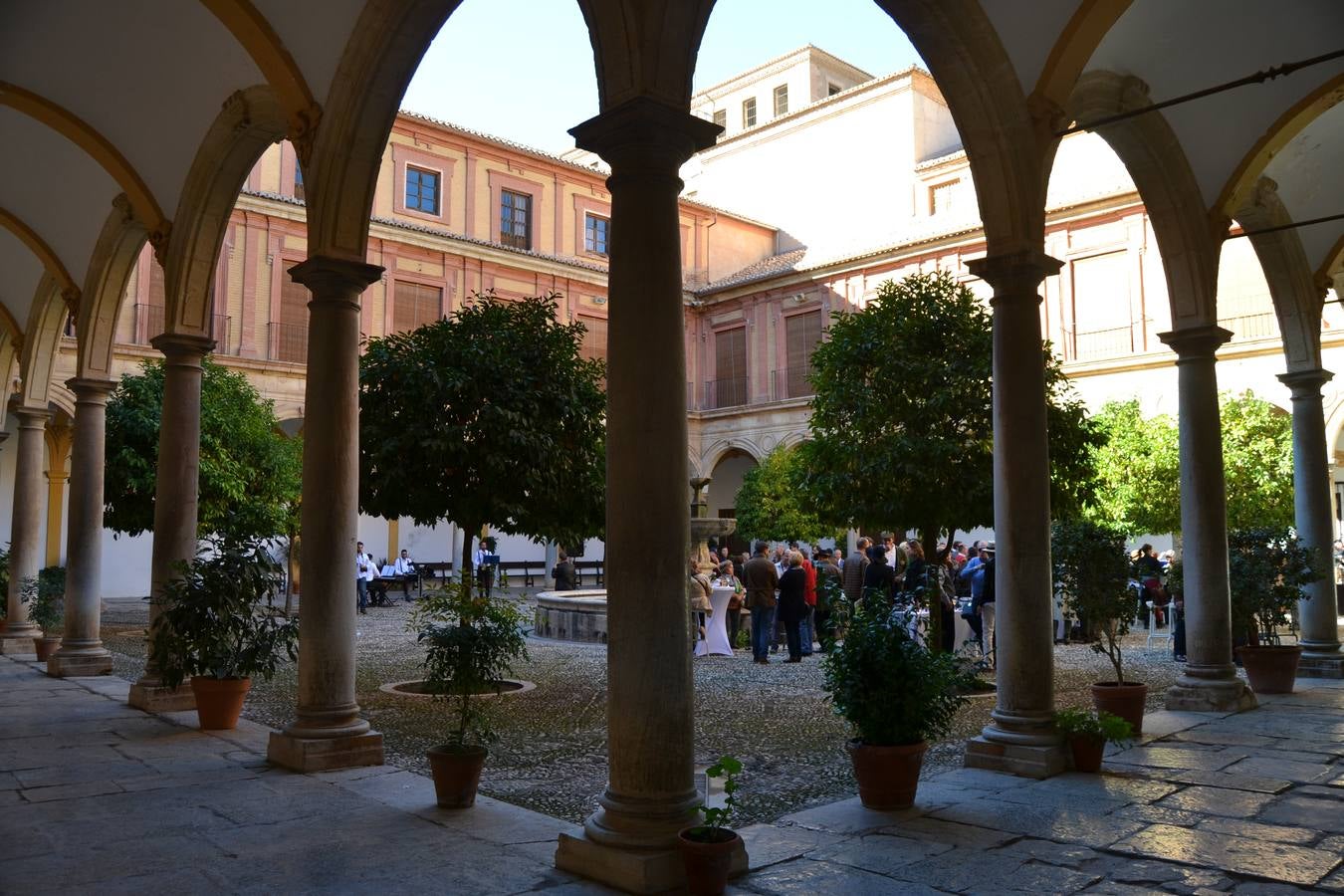 Casi cuarenta coches, entre antiguos y clásicos, han participado en la XIII Reale que ha tenido como principal novedad el incremento de gente vestida de época y las dos rutas urbanas, una con subida a la Abadía del Sacromonte y otra por Gran Vía, Constitución y Camino Ronda.
